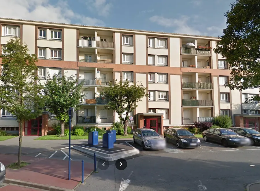 Au pied de mon immeuble.