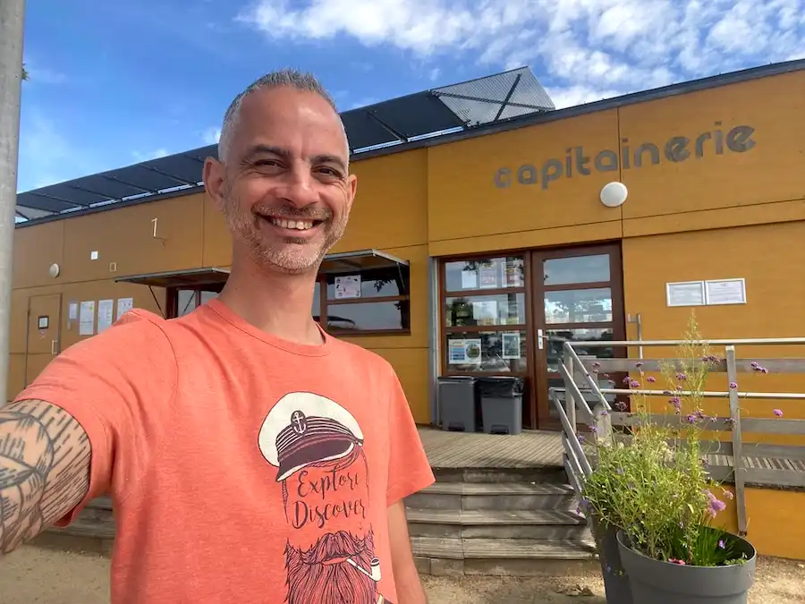 Selfie devant la capitainerie du port.
